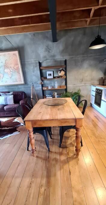 Apartment 4 - Haddin Court - Chic Ny Loft Style เบลนิม ภายนอก รูปภาพ