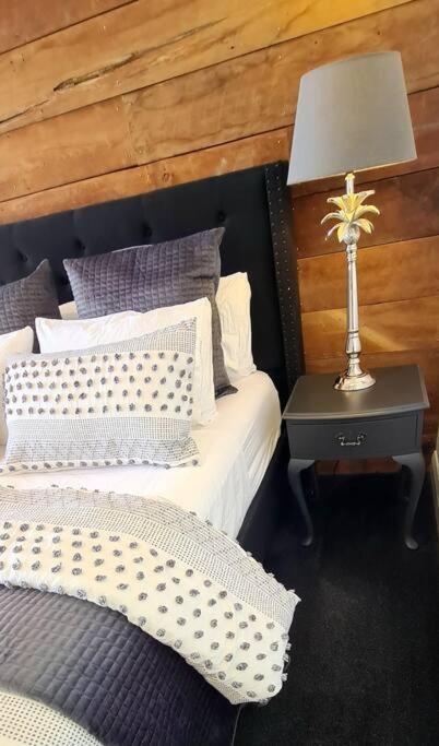 Apartment 4 - Haddin Court - Chic Ny Loft Style เบลนิม ภายนอก รูปภาพ