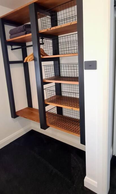 Apartment 4 - Haddin Court - Chic Ny Loft Style เบลนิม ภายนอก รูปภาพ
