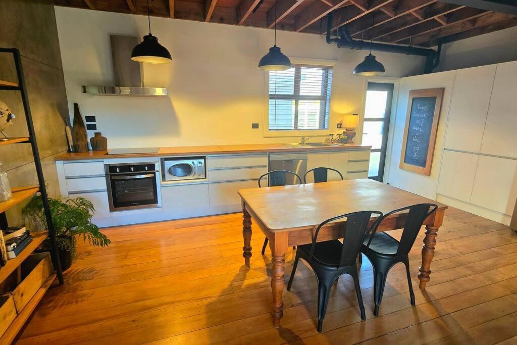 Apartment 4 - Haddin Court - Chic Ny Loft Style เบลนิม ภายนอก รูปภาพ