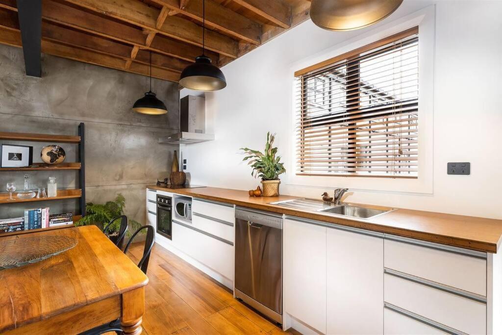 Apartment 4 - Haddin Court - Chic Ny Loft Style เบลนิม ภายนอก รูปภาพ
