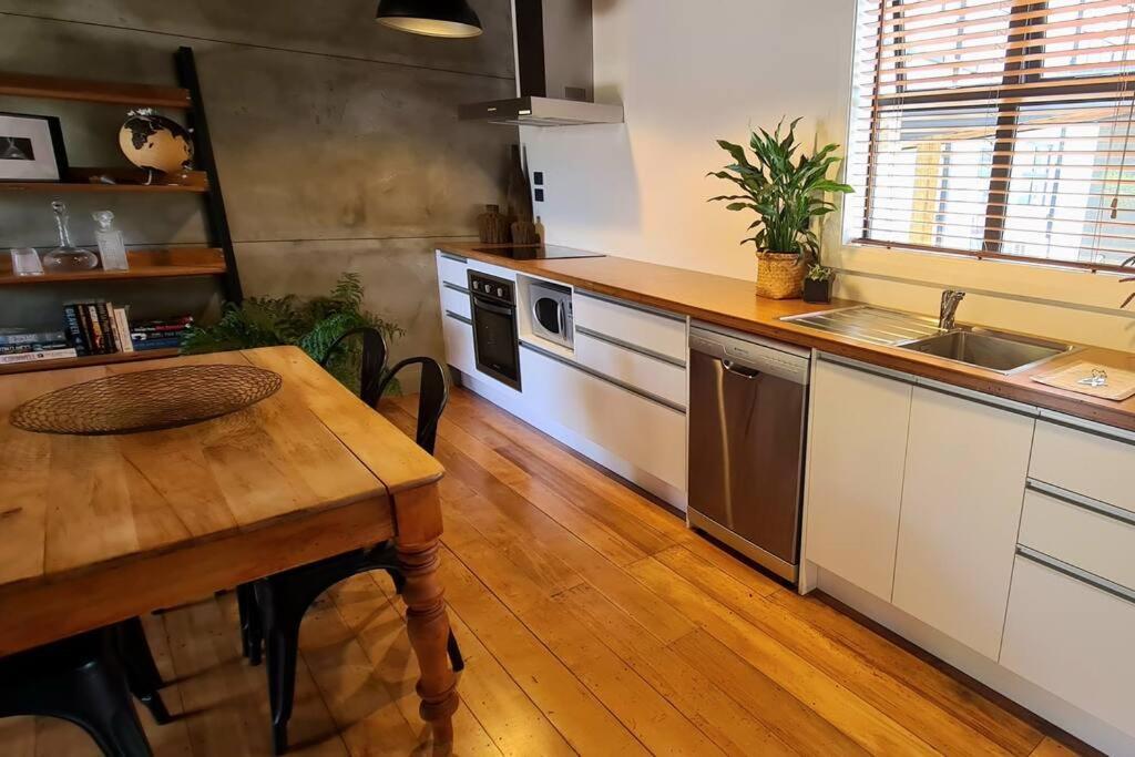 Apartment 4 - Haddin Court - Chic Ny Loft Style เบลนิม ภายนอก รูปภาพ