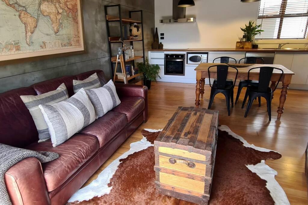 Apartment 4 - Haddin Court - Chic Ny Loft Style เบลนิม ภายนอก รูปภาพ